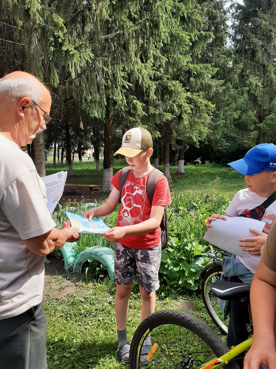 Дорогие родители! В жаркие летние дни безопасность детей на водоёмах зависит от вас!.